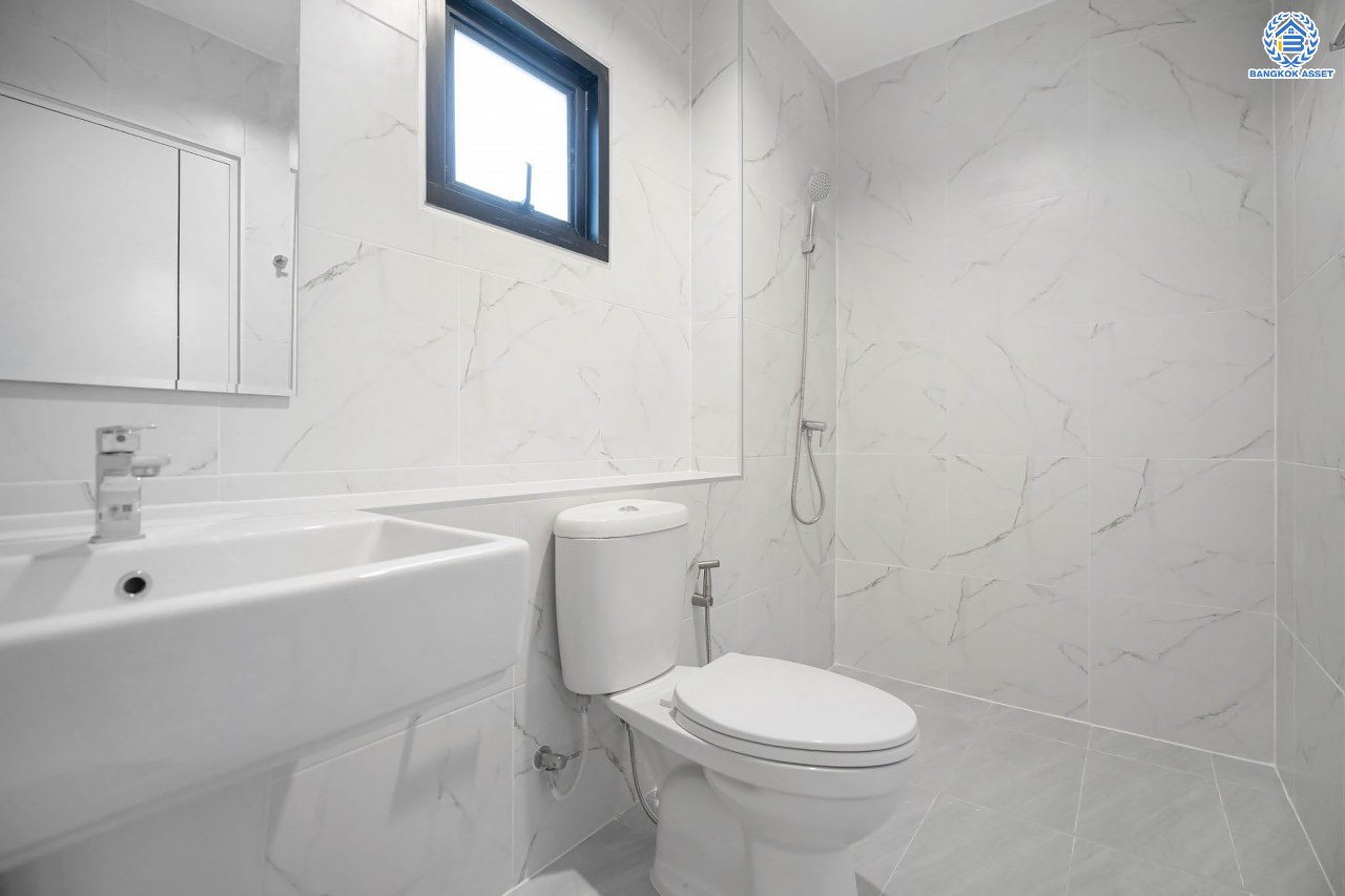 บ้านมือสองตกแต่งใหม่ โครงการ ชวนชื่น ปิ่นเกล้า บนเนื้อที่ 76.9 ตร.ว. พื้นที่ใช้สอยมากถึง 212.5 ตร.ม. ฟังก์ชันจัดเต็ม 3 ห้องนอน 3 ห้องน้ำ จอดรถได้ถึง 2 คัน พร้อมทั้งเปลี่ยนระบบสุขาภิบาลให้ใหม่ พร้อมเข้าอยู่ทันที บนทำเลศักยภาพ เชื่อมต่อหลายเส้นทาง ใกล้จุดขึ้นทางด่วน "ศรีรัช" และรถไฟฟ้าสายสีแดง "สถานีตลิ่งชัน"